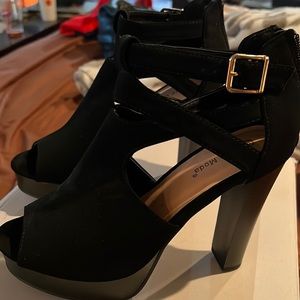 Selling a pair of suede like top MOD a platform heels size 8 never worn